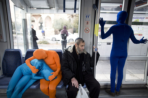 趣看｜耶路撒冷：彩色紧身衣小人街头暴走庆祝光明节