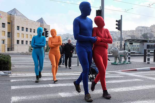 趣看｜耶路撒冷：彩色紧身衣小人街头暴走庆祝光明节