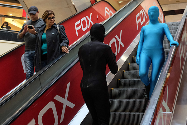 趣看｜耶路撒冷：彩色紧身衣小人街头暴走庆祝光明节