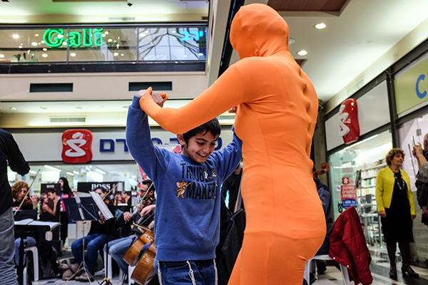 趣看｜耶路撒冷：彩色紧身衣小人街头暴走庆祝光明节