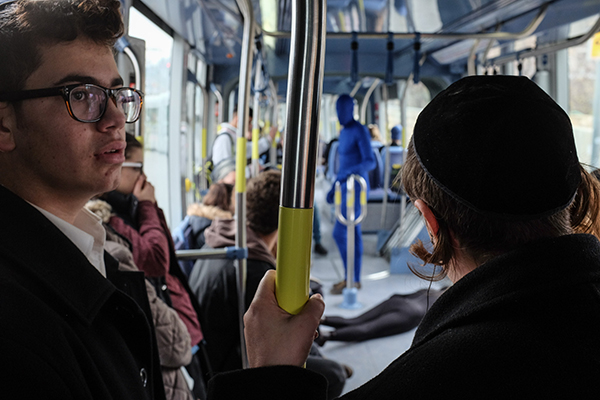 趣看｜耶路撒冷：彩色紧身衣小人街头暴走庆祝光明节