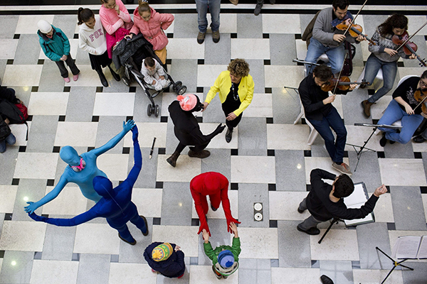 趣看｜耶路撒冷：彩色紧身衣小人街头暴走庆祝光明节