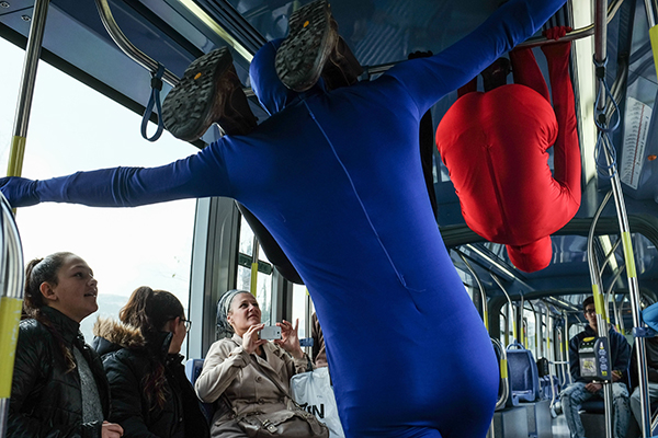 趣看｜耶路撒冷：彩色紧身衣小人街头暴走庆祝光明节