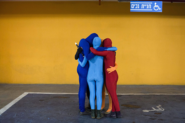 趣看｜耶路撒冷：彩色紧身衣小人街头暴走庆祝光明节