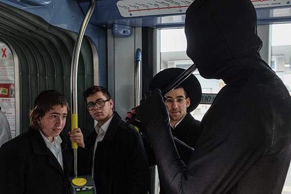 趣看｜耶路撒冷：彩色紧身衣小人街头暴走庆祝光明节