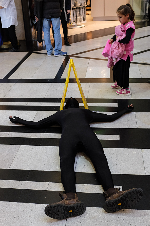 趣看｜耶路撒冷：彩色紧身衣小人街头暴走庆祝光明节