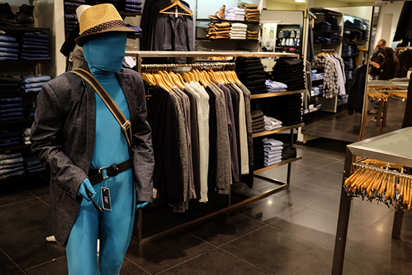 趣看｜耶路撒冷：彩色紧身衣小人街头暴走庆祝光明节