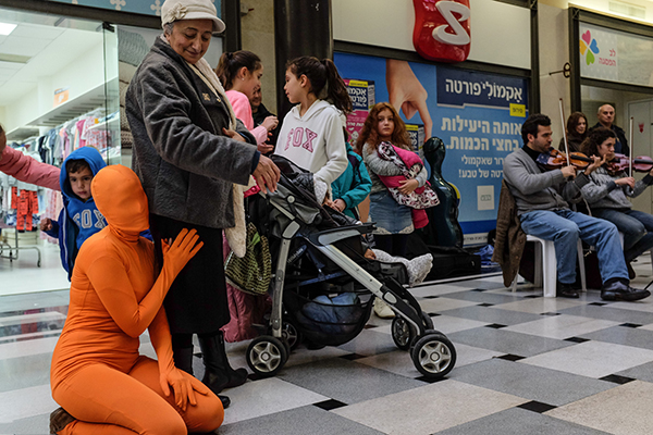 趣看｜耶路撒冷：彩色紧身衣小人街头暴走庆祝光明节