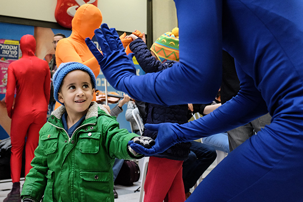 趣看｜耶路撒冷：彩色紧身衣小人街头暴走庆祝光明节