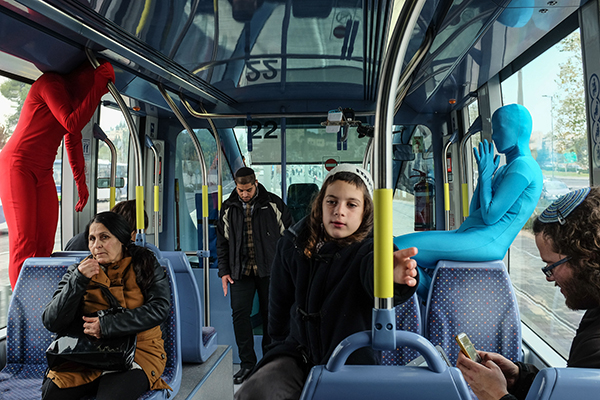 趣看｜耶路撒冷：彩色紧身衣小人街头暴走庆祝光明节