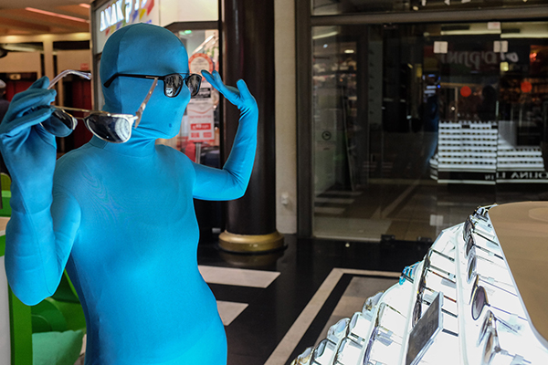 趣看｜耶路撒冷：彩色紧身衣小人街头暴走庆祝光明节