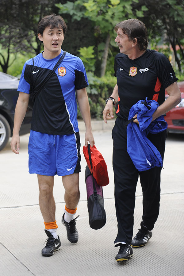 这名外教15年培养多名国门，患白血病他向中国发来求助信