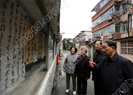 （图1）青年中路9号大院，几位老人正在欣赏书画廊内的书法作品.JPG