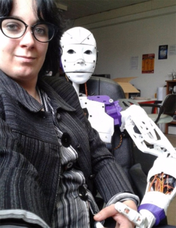 趣看｜女子与同居一年机器男友订婚，人机恋讲述现实西部世界