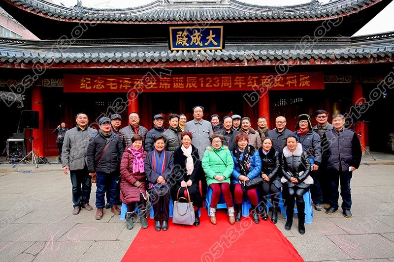  南通市红色文化研究会秘书长钱宝林是一位特形演员，长相酷似毛泽东主席。他在展厅里忙里忙外与各参观者合 ...