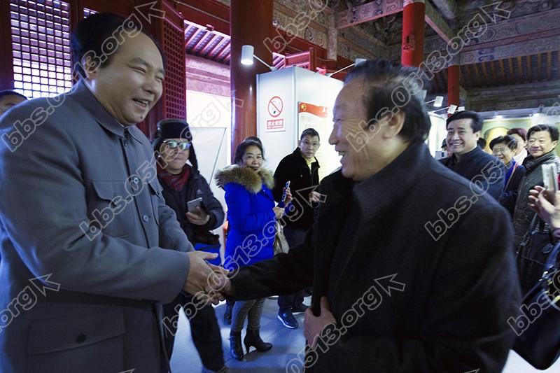  南通市红色文化研究会秘书长钱宝林是一位特形演员，长相酷似毛泽东主席。他在展厅里忙里忙外与各参观者合 ...