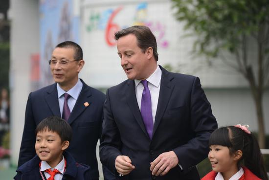 2013年12月，英国前首相卡梅伦访华，送给李克强7本书，其中一本就是威廉·威伯福斯传记。/东方IC