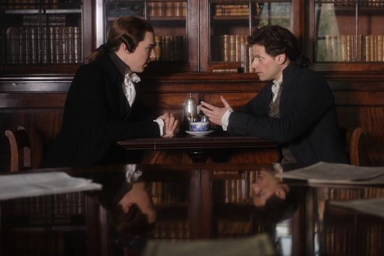 2006年的同名英国电影《奇异的恩典》讲的就是这段故事，本尼迪克特·康巴贝奇和艾恩·格拉法德在其中分别饰演小威廉·皮特、威廉·威伯福斯。/影片官方剧照