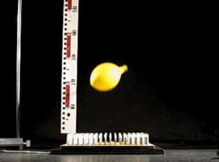 水气球撞上钉板，会发生什么？