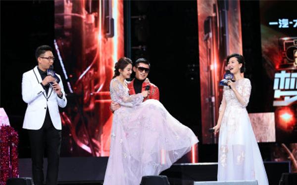 图集|撒狗粮：福原爱台北大婚，秦凯、何姿大秀“520B”