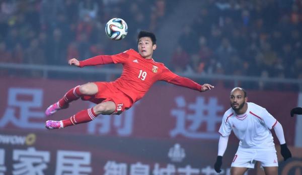 国足名单成闹剧：足协习惯性妥协，里皮的心血又白花了？