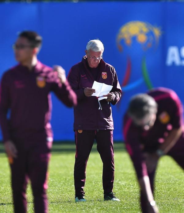 国足名单成闹剧：足协习惯性妥协，里皮的心血又白花了？