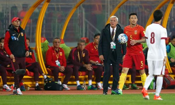 国足名单成闹剧：足协习惯性妥协，里皮的心血又白花了？