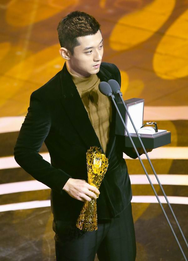 需要盛装出席的年会，男人穿件天鹅绒就搞定了