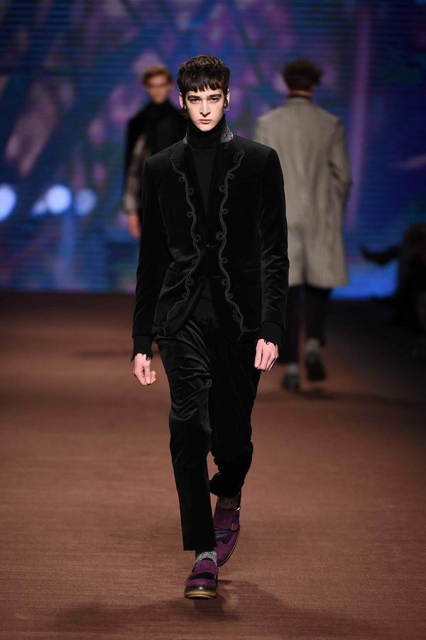 需要盛装出席的年会，男人穿件天鹅绒就搞定了