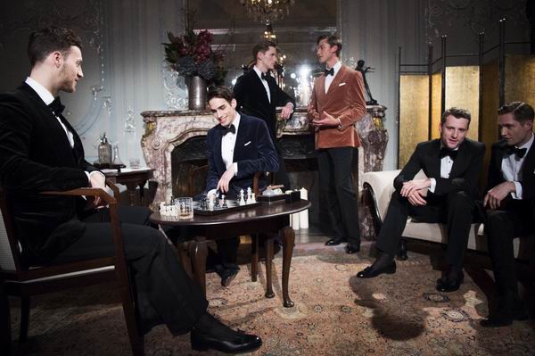 需要盛装出席的年会，男人穿件天鹅绒就搞定了