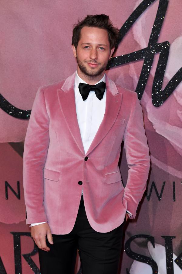 需要盛装出席的年会，男人穿件天鹅绒就搞定了