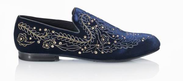 需要盛装出席的年会，男人穿件天鹅绒就搞定了