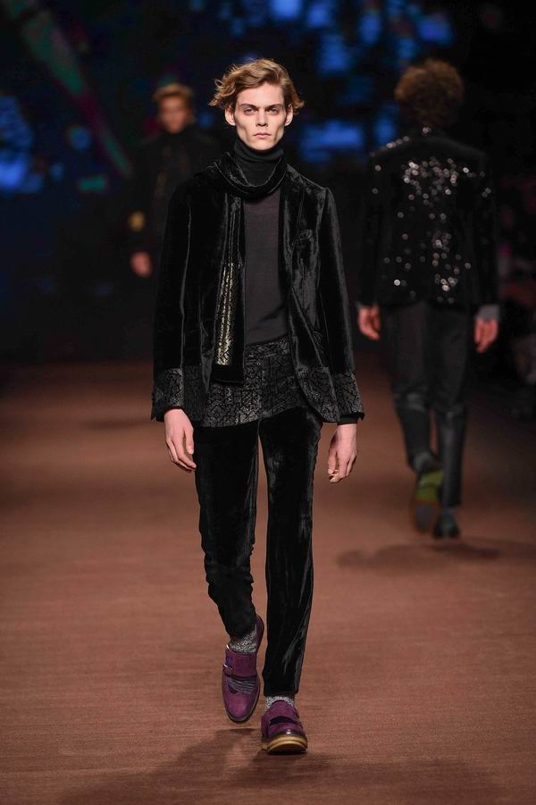 需要盛装出席的年会，男人穿件天鹅绒就搞定了