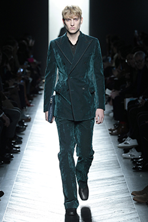 需要盛装出席的年会，男人穿件天鹅绒就搞定了