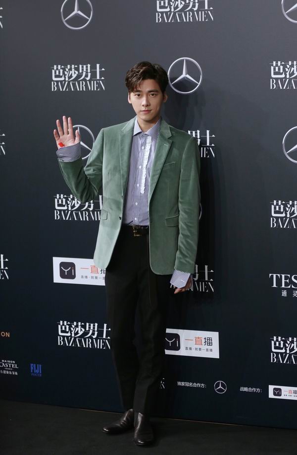 需要盛装出席的年会，男人穿件天鹅绒就搞定了