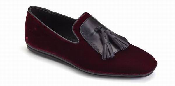 需要盛装出席的年会，男人穿件天鹅绒就搞定了