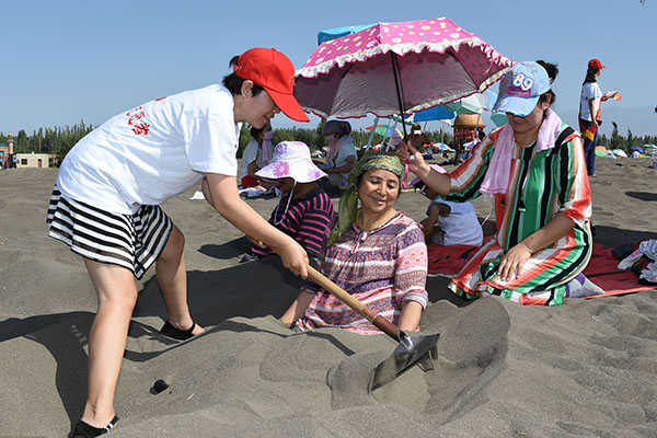 在新疆，维吾尔医用沙子和水烟治病