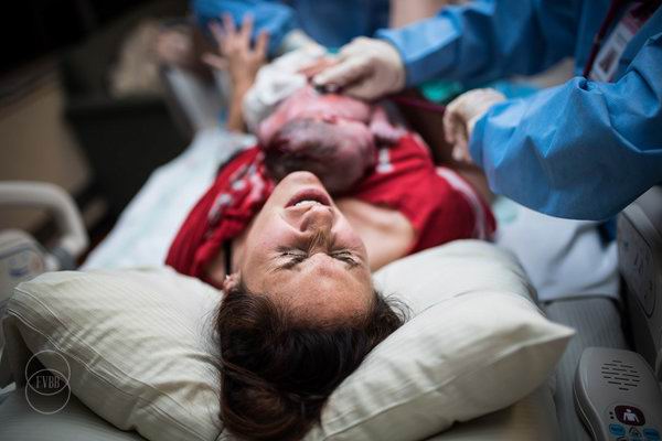 爱、痛苦与力量的瞬间，这些被见证的震撼生娃照