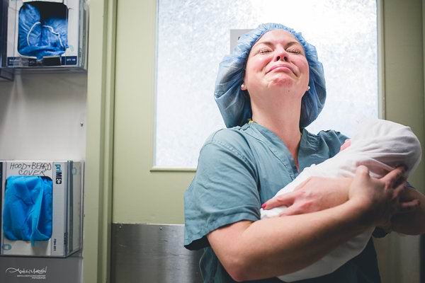 爱、痛苦与力量的瞬间，这些被见证的震撼生娃照