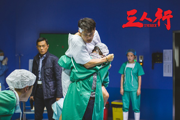 作为话剧改编电影，《你好，疯子！》更像是录像版本