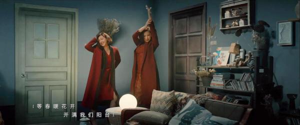 作为话剧改编电影，《你好，疯子！》更像是录像版本