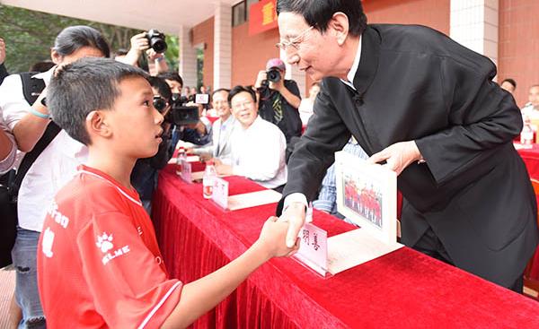 卖亏了？78岁尹明善17年为重庆足球投入8.4亿