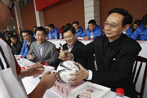 尹明善：遗憾没成中国贝卢斯科尼，在中超不能打肿脸充胖子