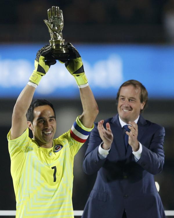 从巴萨“墙叔”沦为英超段子王，布拉沃是被瓜迪奥拉毁了？