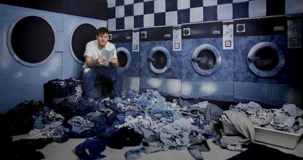 牛仔布作画，逼真还原生活场景