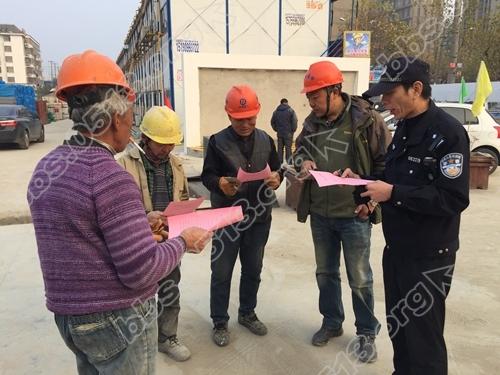 民警与农民工宣传劳动保障法.JPG
