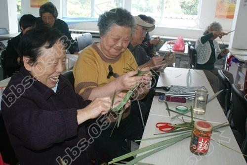 传承非遗民俗文化 邻里居民乐学草编1.JPG