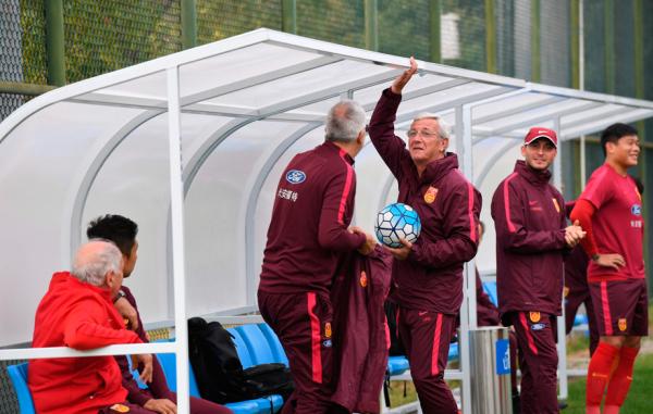 资深球迷都蒙圈了！看看这张国足全家福，你认识多少人？