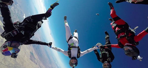 65位女士从2万英尺跃下，刷新了世界编队垂直跳伞纪录