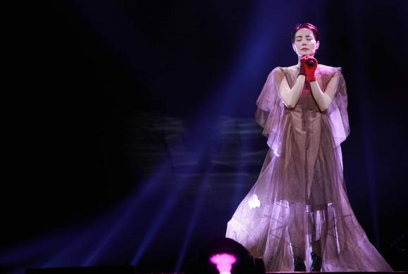 走调与破音：王菲被请下了神坛？